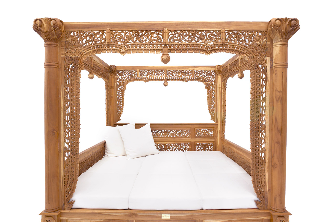 Luxus Himmelbett aus historischem Teakholz