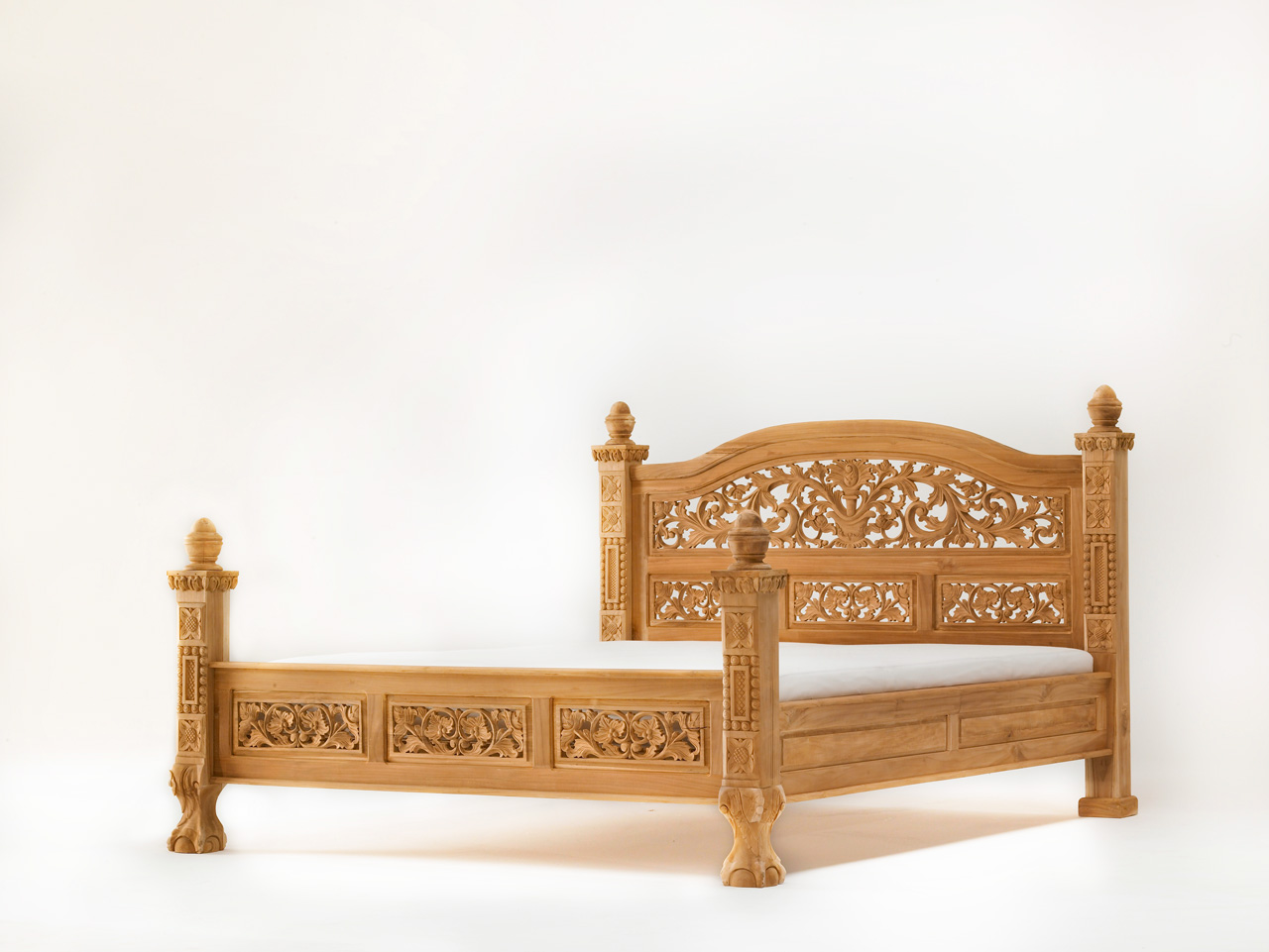 Luxus Himmelbett aus historischem Teakholz